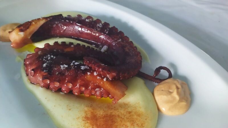 Pulpo a la Brasa,Parmentier y alioli de Pimentón