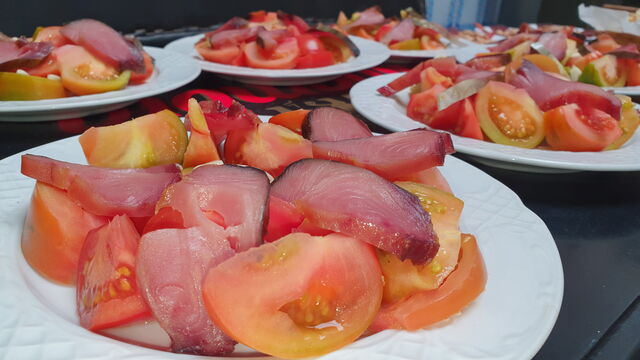 TOMATE PARTIDO MUCHOS ESTILOS