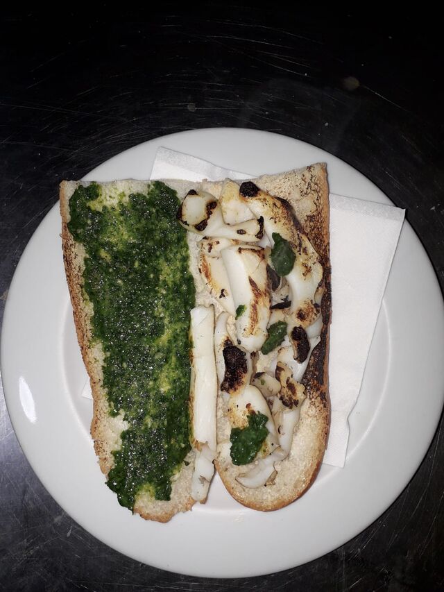 Bocadillo de sepia con salsa merry