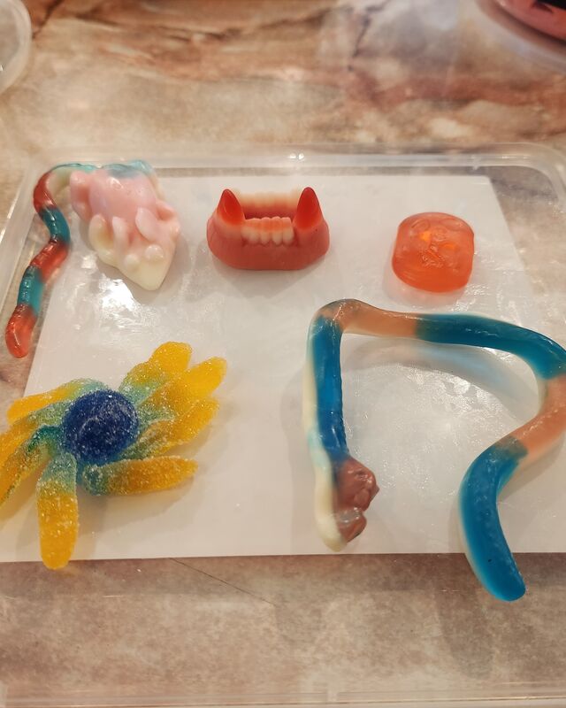 Cathy prépare les poches bonbons Halloween