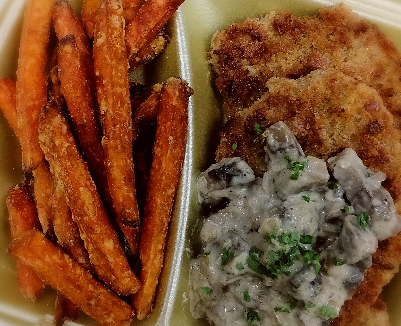 Zartes Schweineschnitzel mit Rahmchampignons & Süßkartoffel-Pommes Frites im Abholservice (As)