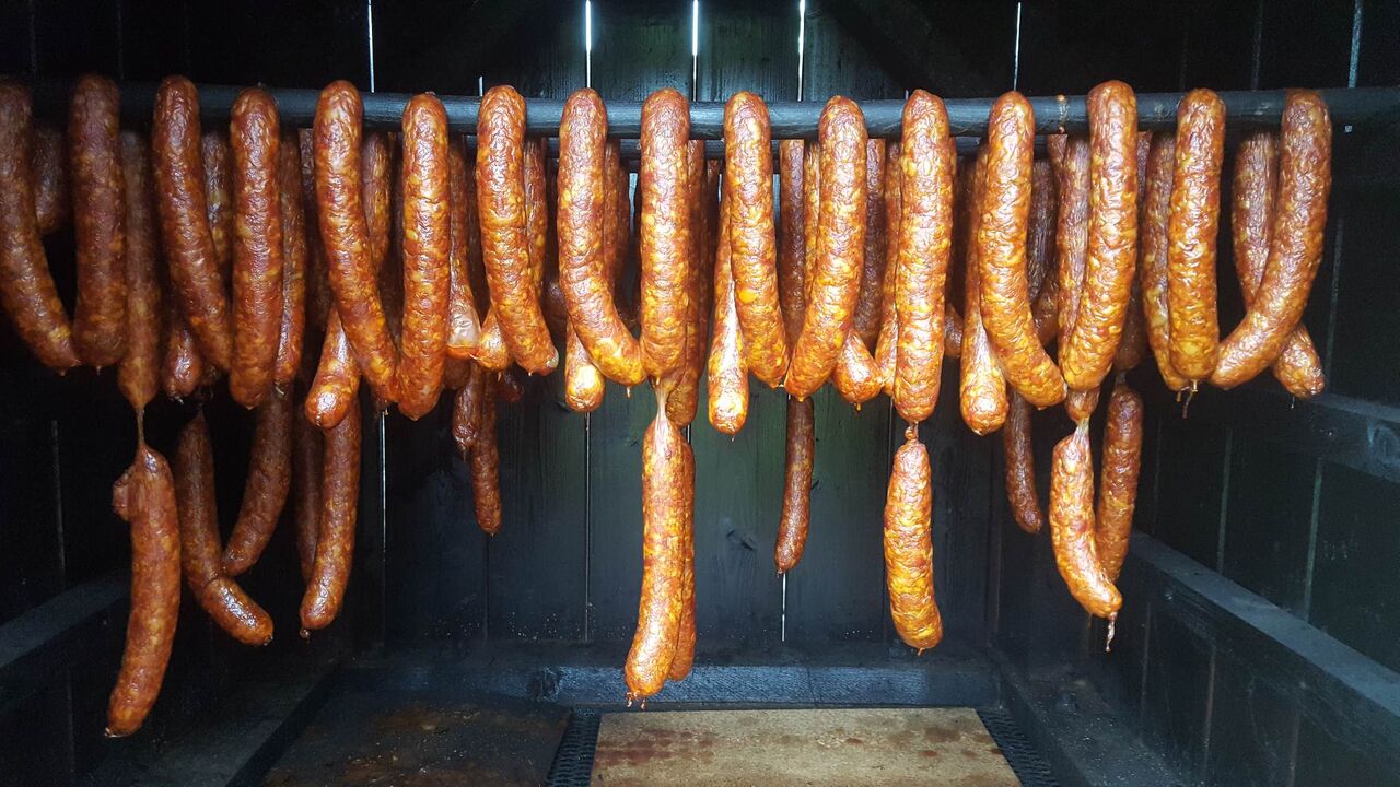 Klobásky si údime vo vlastnej údiarni