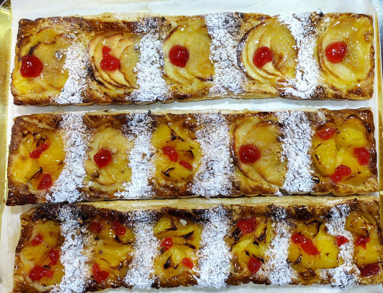 Bandas de piña y manzana,manzana sola y piña sola,todas con crema.