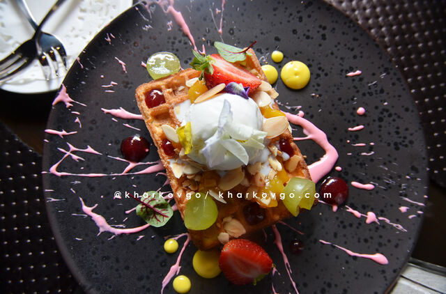 Настоящее вкусовое созвучие: ароматное тесто, мороженое и фрукты - изысканное завершение всей симфонии!