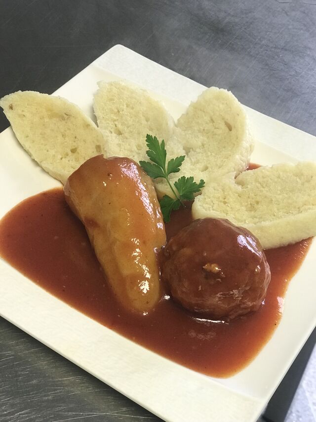 Plnená paprika na paradajkovej omáčke s dom. knedľou