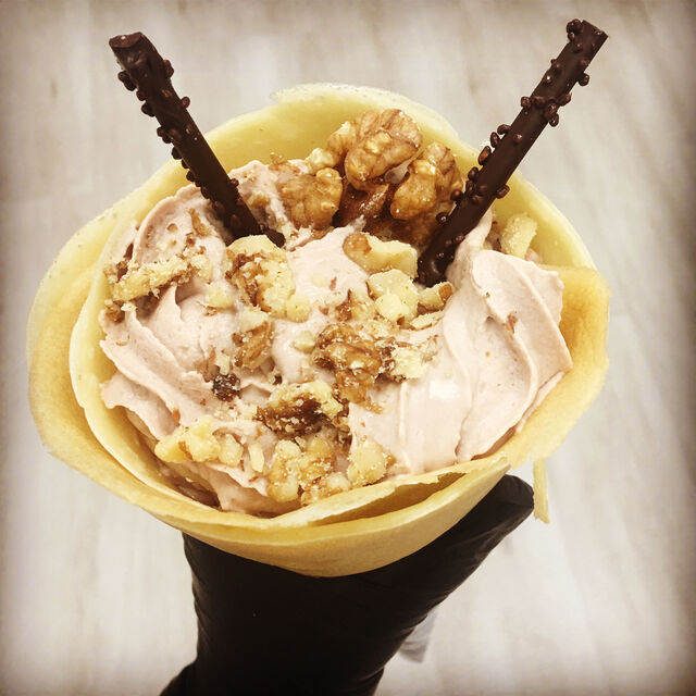 *Crepe dulce*
Relleno de Nata Nutella, salsa de frambuesa y nuez California.