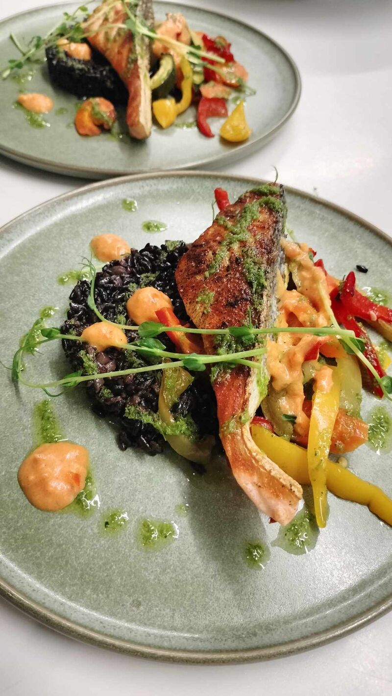 Pavé de saumon, riz vénéré et légumes du soleil