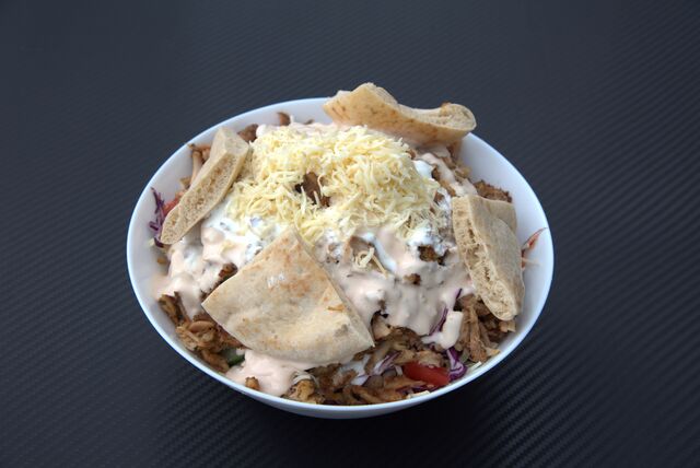 Óriás gyros tál ajándék füstölt sajttal és pirított pitával.