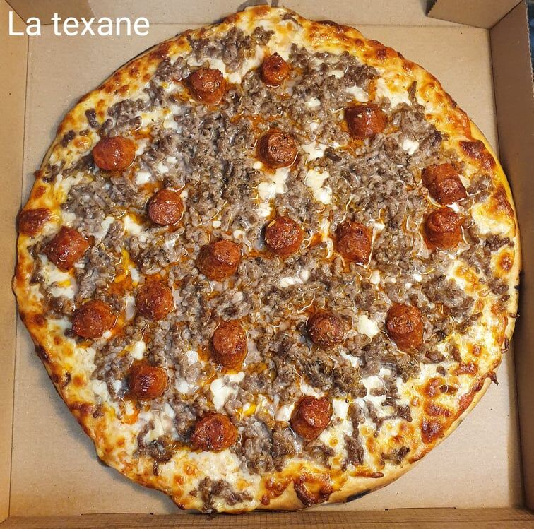 Base tomate, mozza, viande hachée, merguez, origan