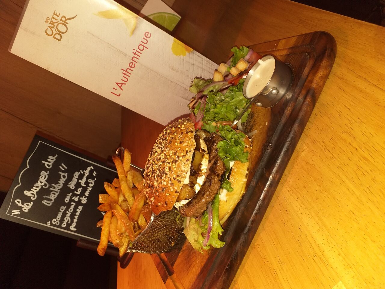 Burger servis sur planche.
