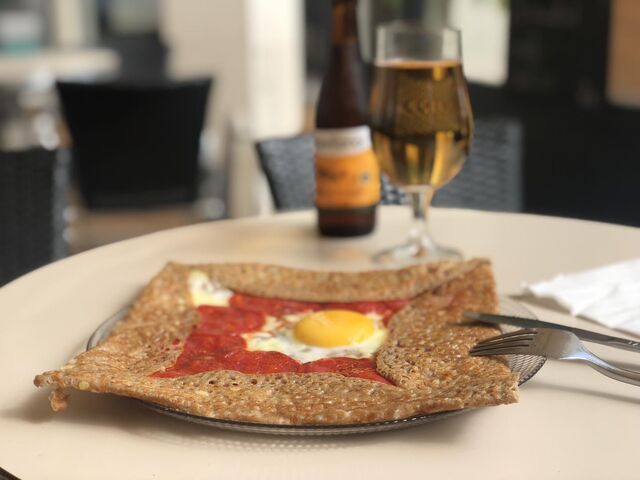Galette saléee, crêpe au sarrasin, verre de cidre
