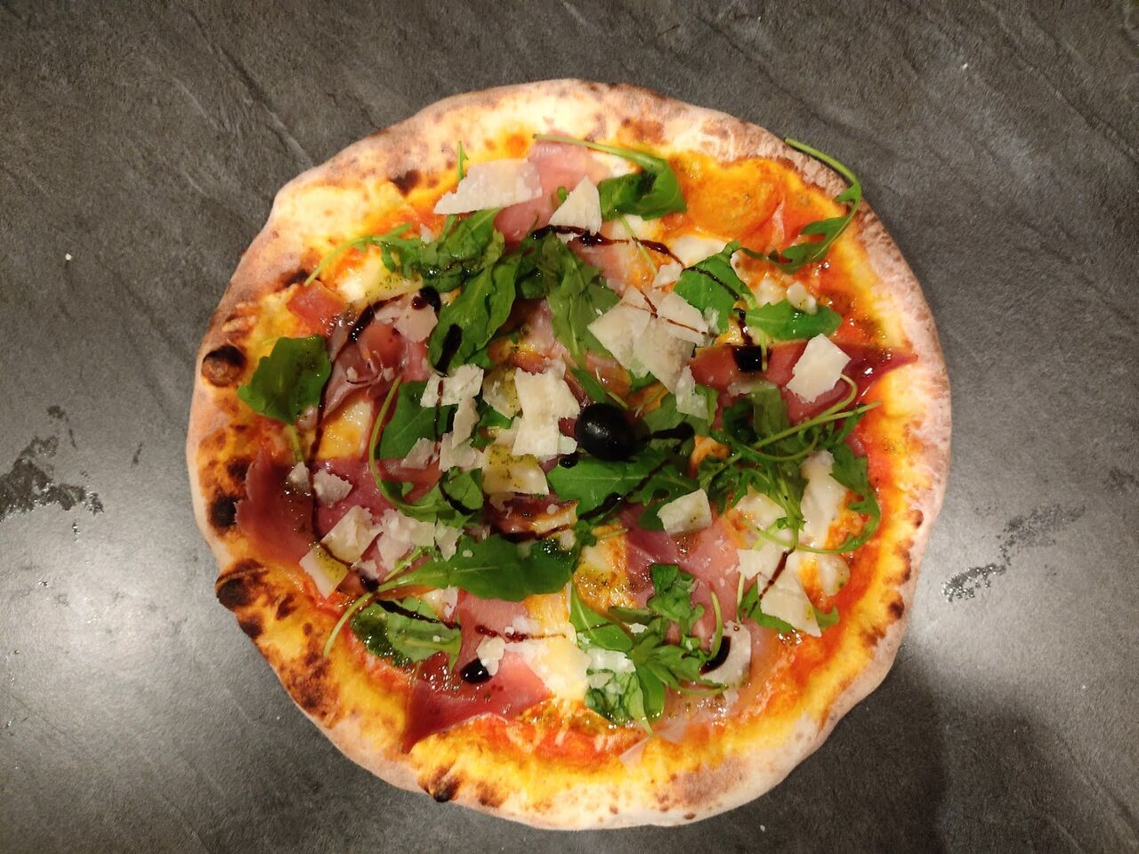 La Parma : base tomate, Jambon cru, Parmesan, Roquette