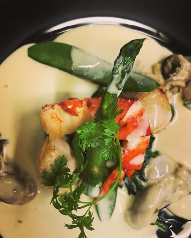 Saint-Jacques et homard snack sauce vin blanc