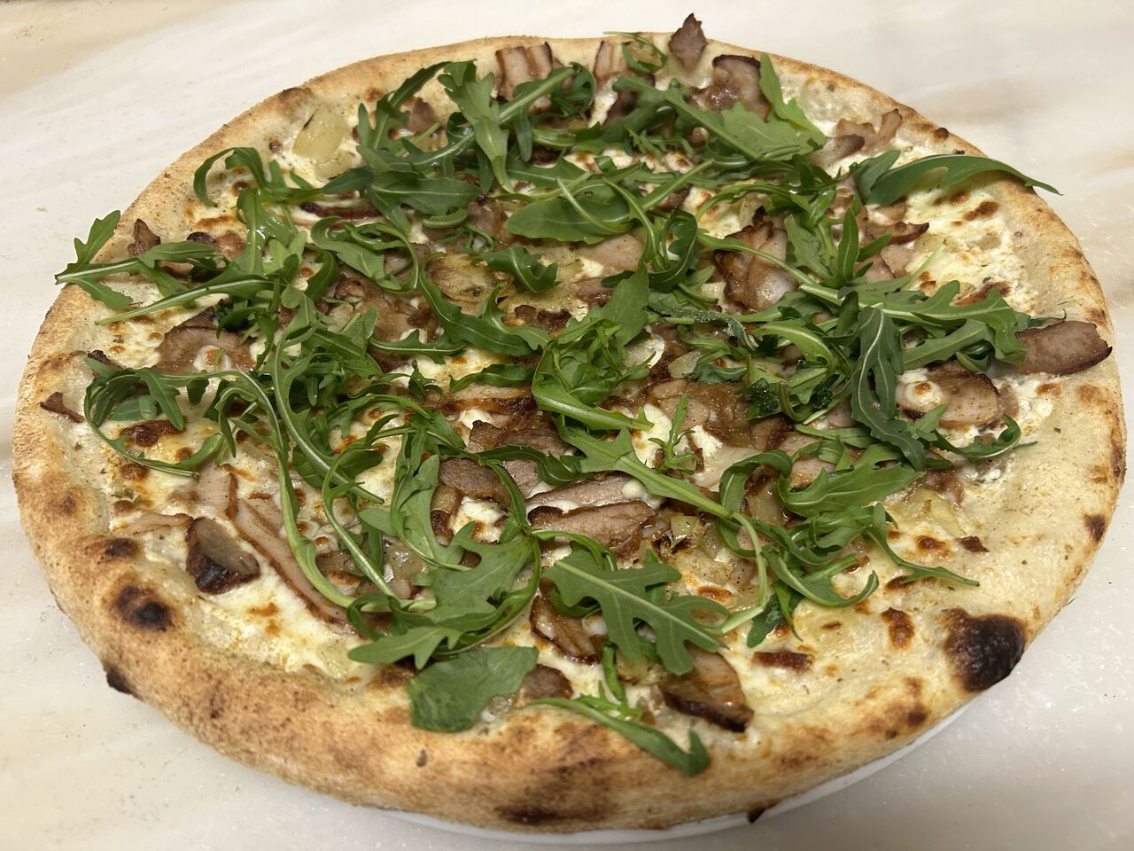 Viande kebab,oignons,crème fraîche, mozzarella,origan,roquette 13,90€