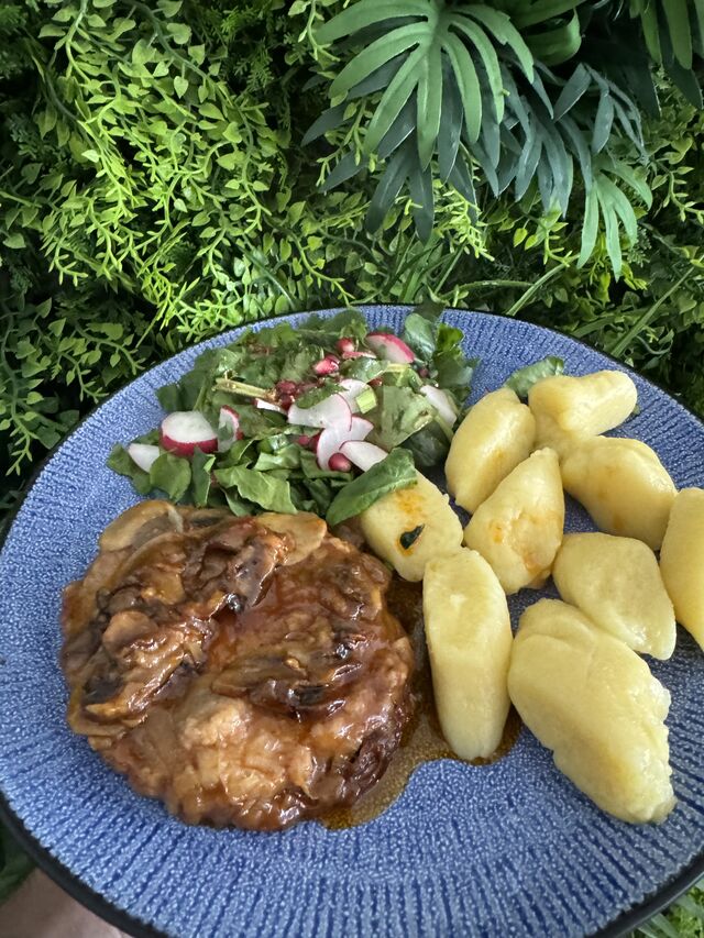 Pieczona karkówka w sosie z kopytkami