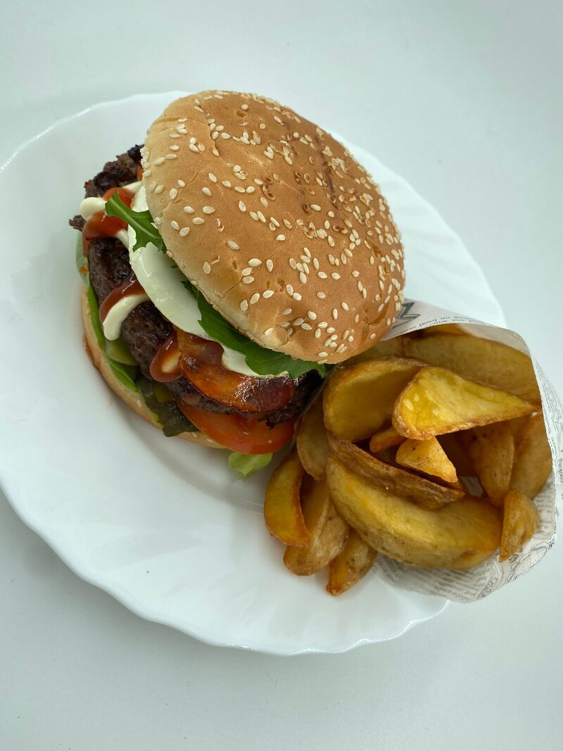 Hamburger cu garnitură de cartofi wedges 