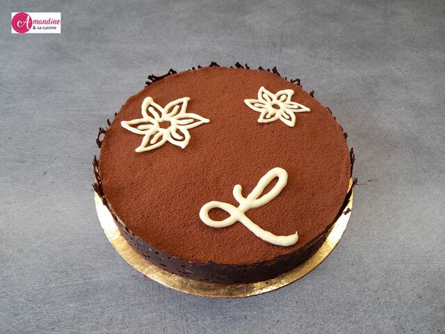 Entremet sur mesure réalisé pour un anniversaire surprise : chocolat - amandes - vanille de Tahiti (8 pers)