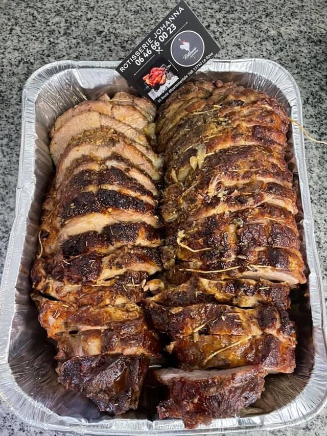 Rôti de porc échine très tendre, à manger chaud ou froid. Idéal pour les occasions en complément de poulets par exemple !