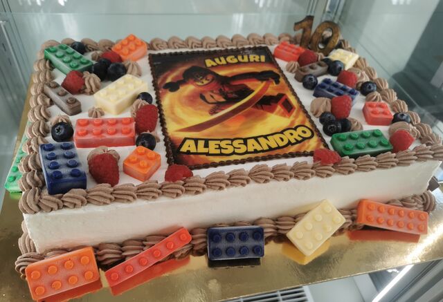 Torta Pan di Spagna con cialda personalizzata e lego - senza pasta di zucchero