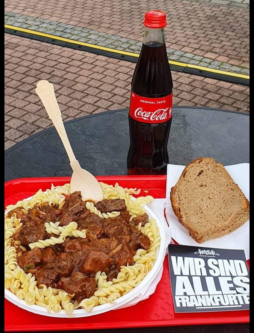 Haschee mit Nudeln und ne kalte Coca Cola 