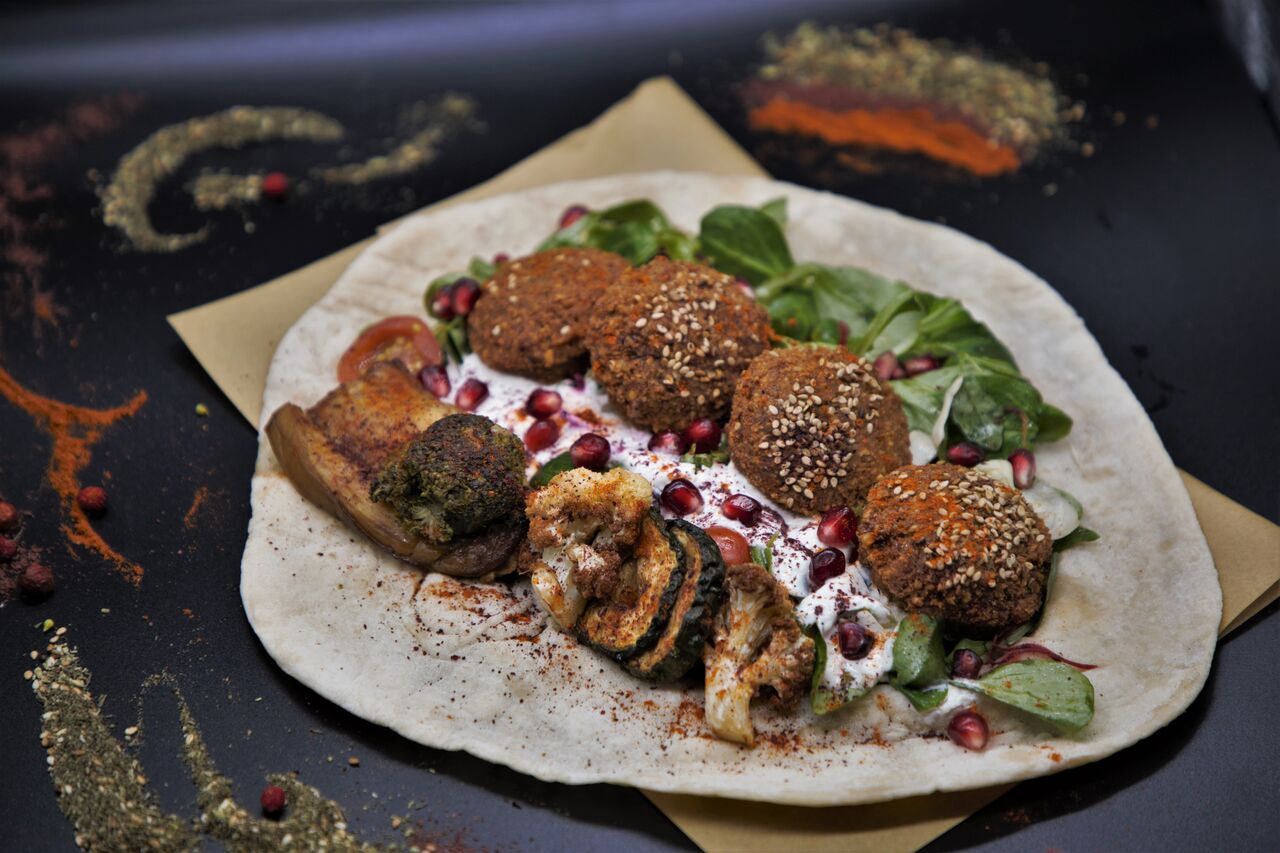 Falafel Romman Falafelrolle mit selbstgemachtem Fladenbrot, Hummus, Salat, vegetarisch mit Joghurtsoße “1,2”oder vegan