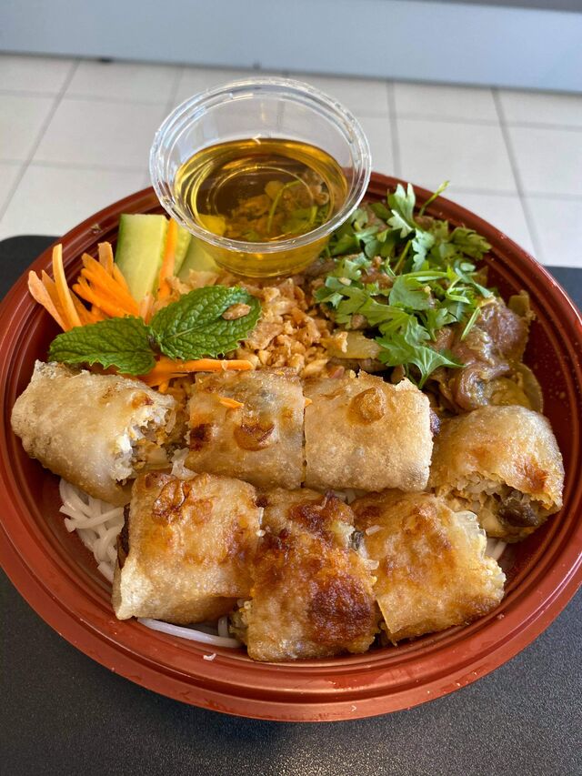 Bò bún
Vermicelles de riz aux boeufs sautés et nems aux porcs