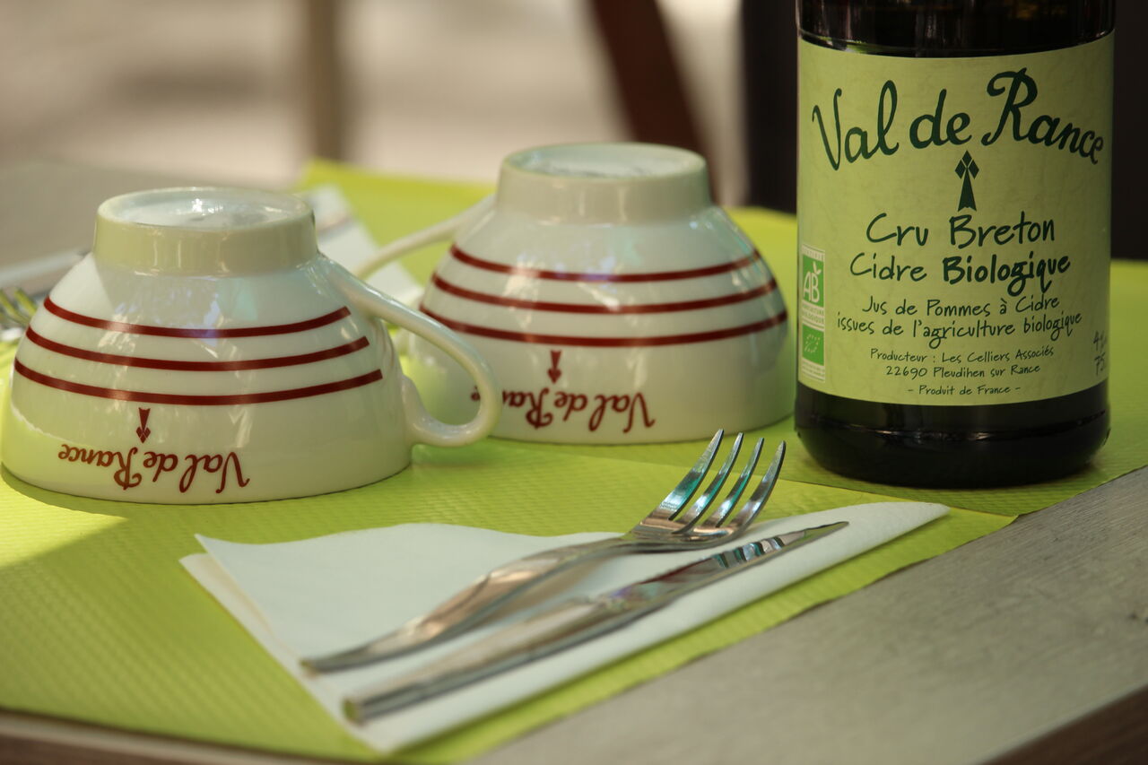 La crêpe, ou la Galette.... c'est aussi un bon cidre du Bio, du Doux du Brut ou l'Artisanale
