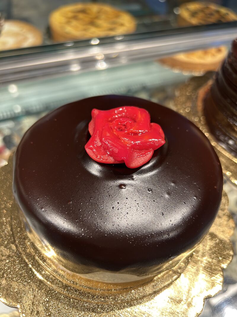 Pandispagna con crema chantilly ricoperto di cioccolato 