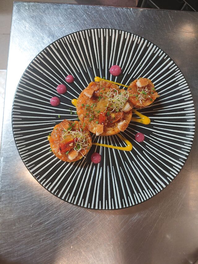 Notre tartare de saumon frais, aux epices douces. Citron confit. Vinaigrette de mangue et de betterave, le tout fait maison !! 
