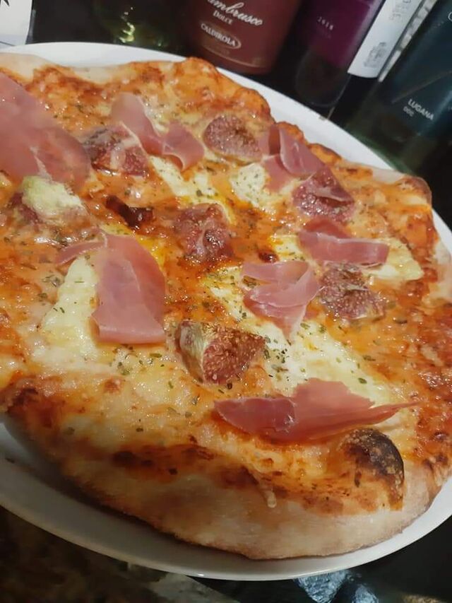 Pizza Fico
Feige, Camembert und Parmaschinken