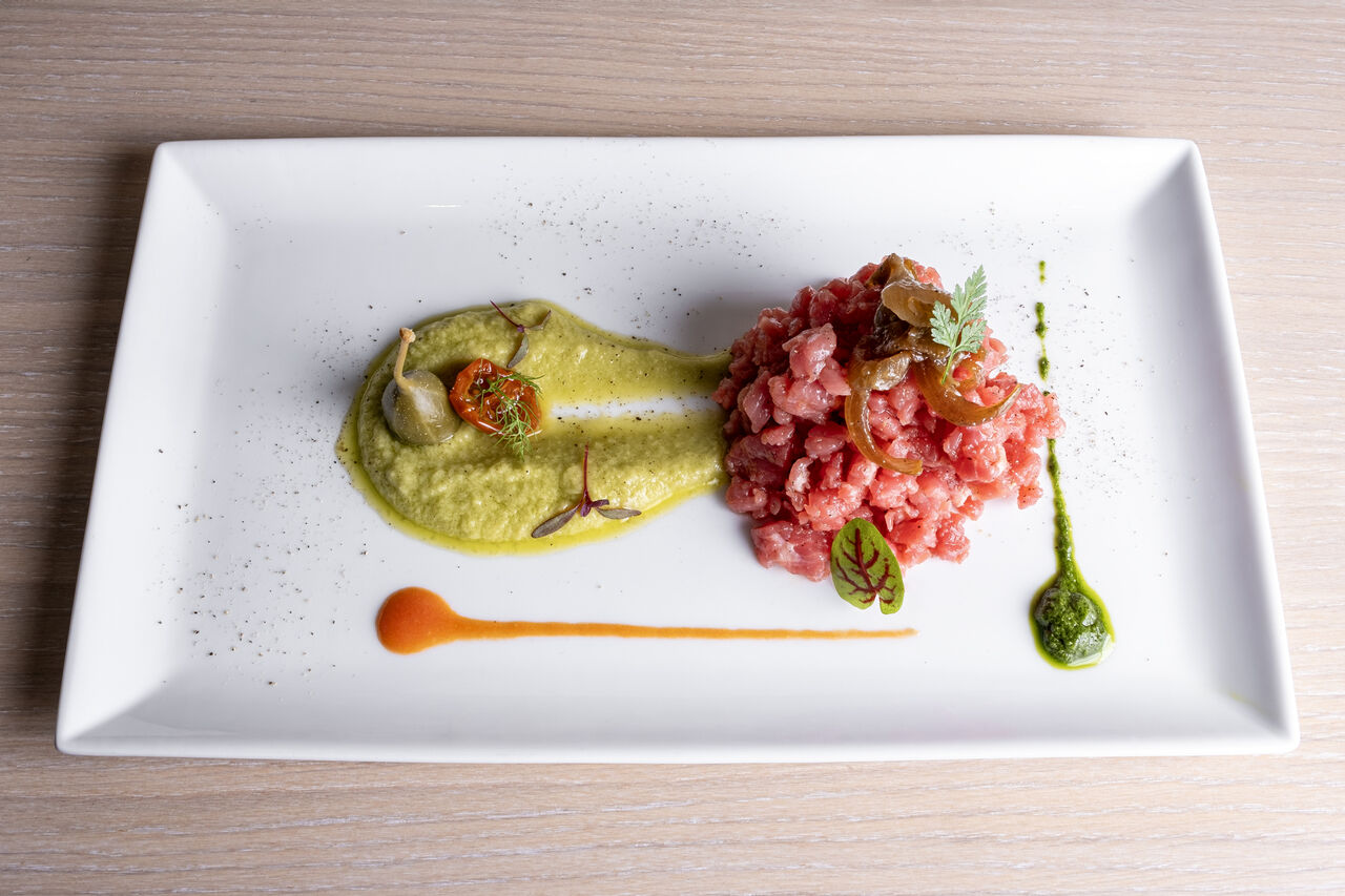 Tartare di Garronese (razza bovina), cipolla caramellata (cipolla rossa di Certaldo) e guacamole