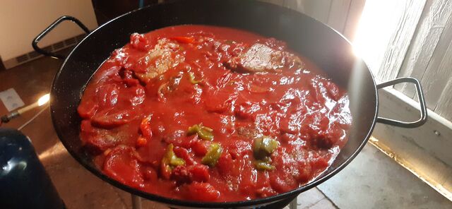 Frita: échine dorée à la poêle, oignons, poivrons, tomate, épices