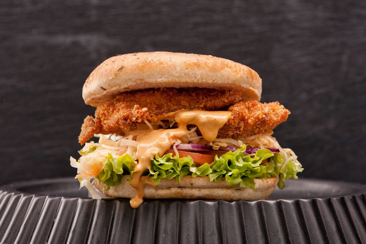 Crispy Chicken: Knusprige Hähnchenbrust mit
Krautsalat, Tomaten, Zwiebeln und GewürzMajo