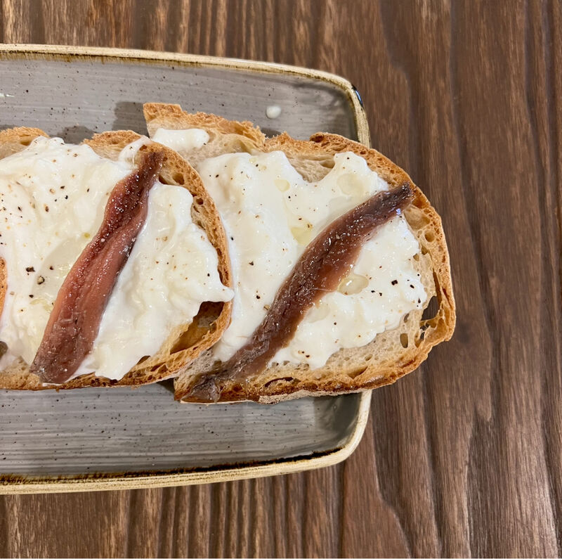 Crostino con stracciatella di bufala e alici del Cantabrico