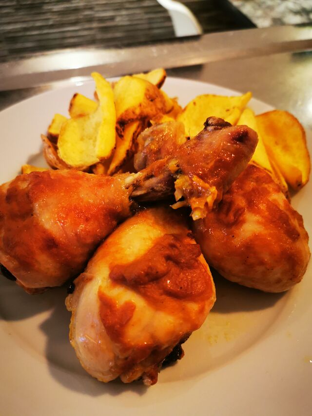 Jamóncitos de pollo a la BBQ C/ patatas gajp caseras