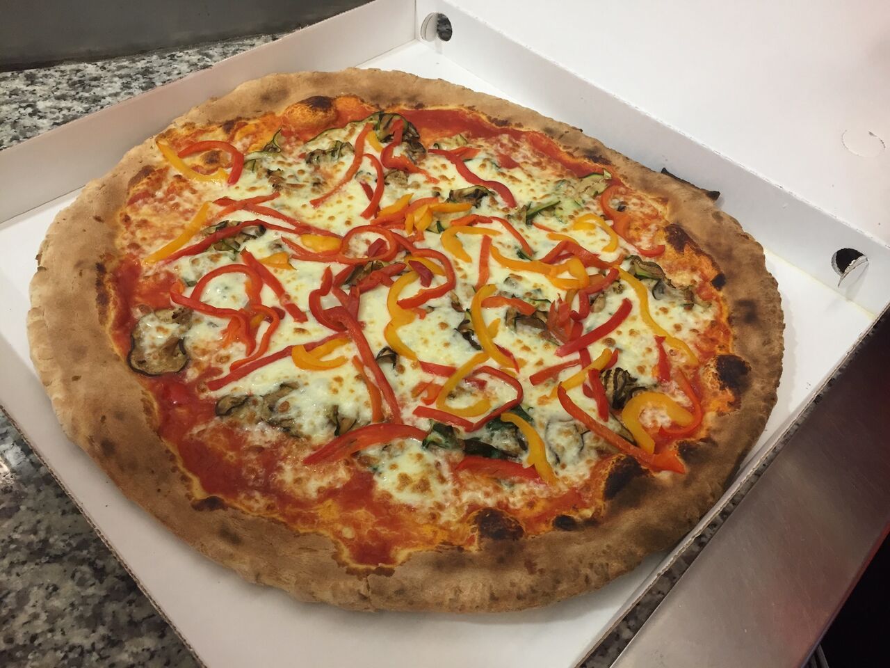 “Verdure” (pomodoro, mozzarella, zucchine grigliate, melanzane grigliate, peperoni grigliati. Formato famiglia)