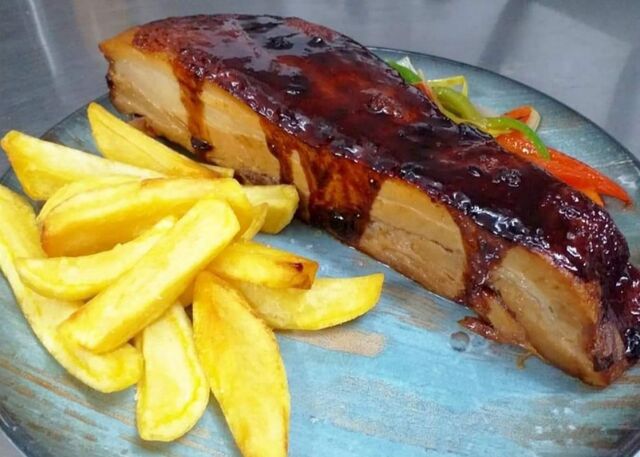 Costillón de cerdo a baja temperatura con nuestra salsa barbacoa