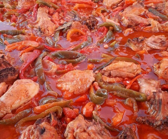 POULET BASQUAISE :11€ la part Poulet, poivrons, jambon cru... servi avec du riz