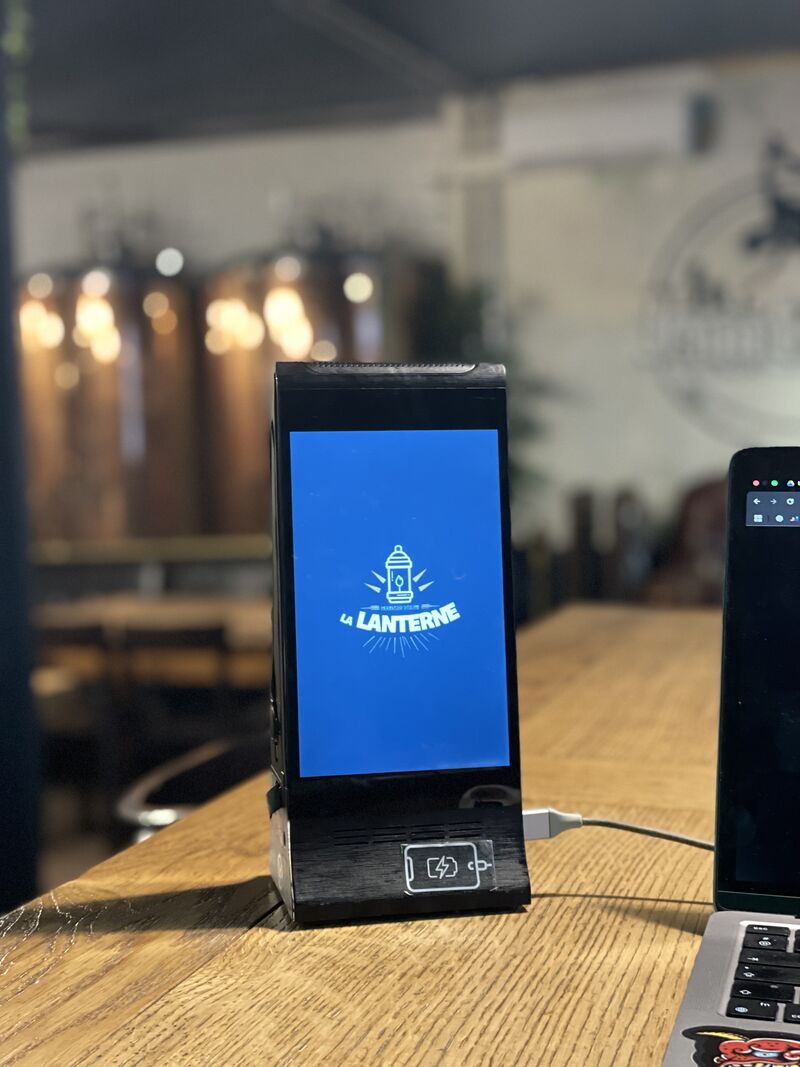Bornes de recharge pour téléphone à disposition