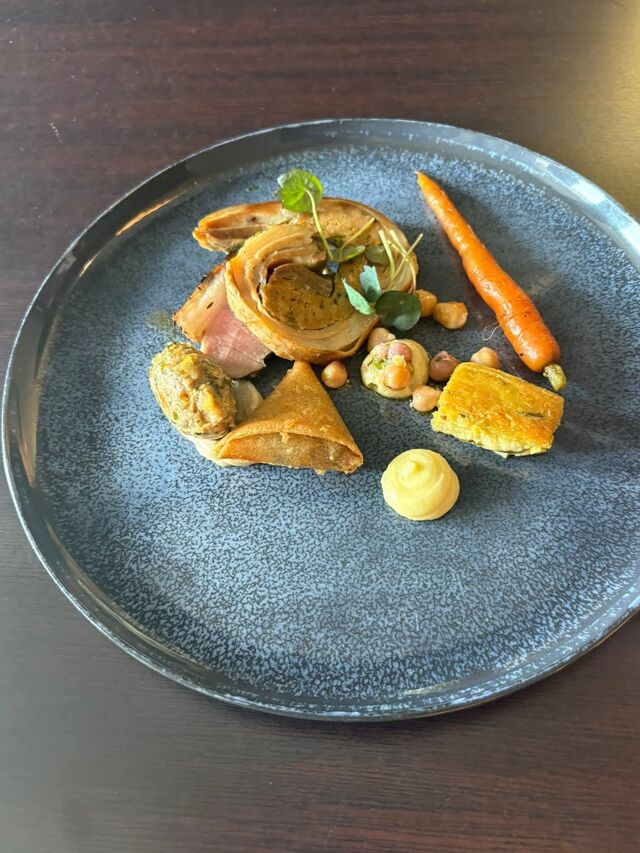 Déclinaison d’agneau, en noisette rôtie, briwate au citron confit coriandre, poitrine roulée confite et kefta, panisse, houmous 