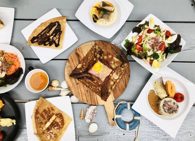 CREPES, GALETTES, SALADES, ET PLATS DU JOUR