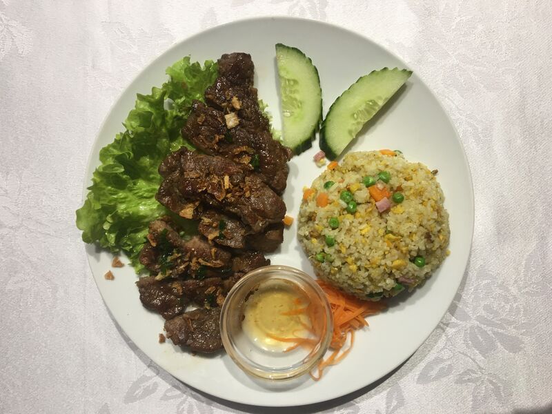 Riz cantonnais avec échine de porc grillé et parfumé