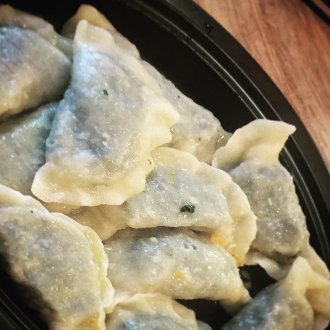 Farsz do pierogów ze szpinakiem i fetą. Tradycyjne gotowane pierogi z lisci szpinaku i sera białego typu feta