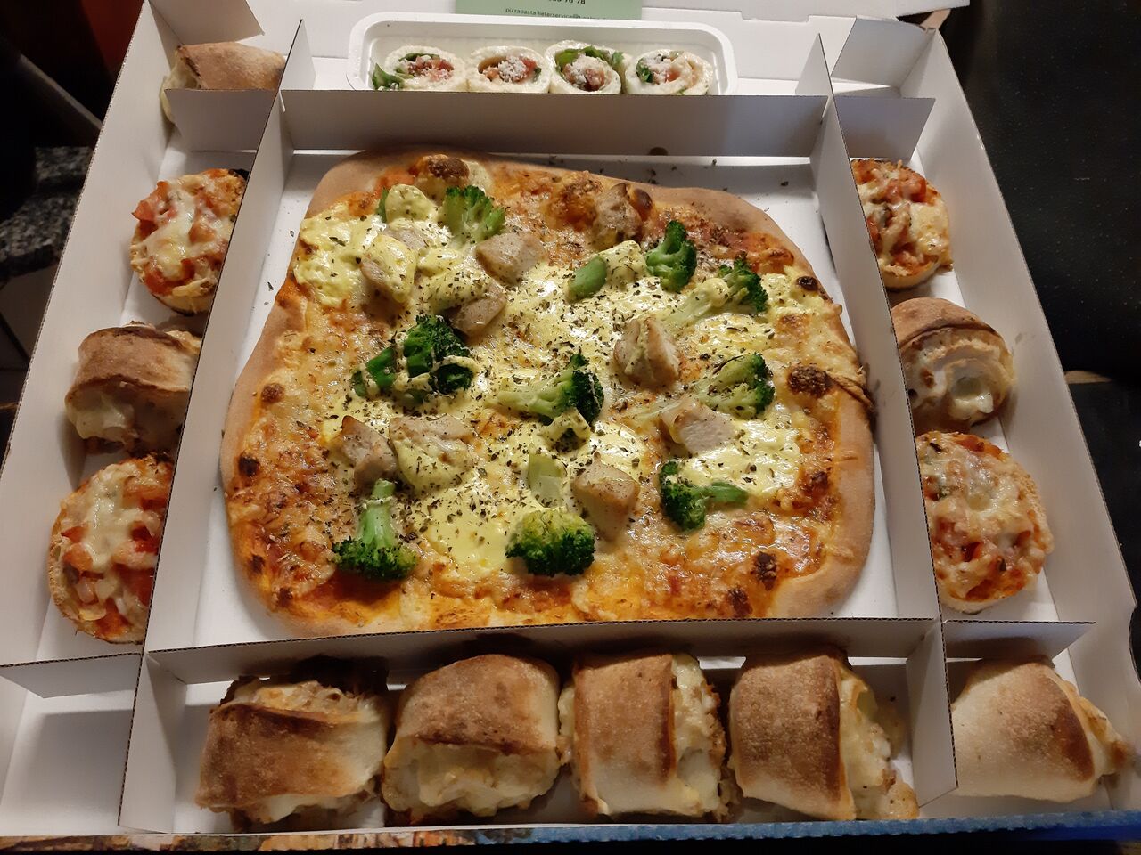 Fingerfood-Box mit Mozzarella-Rolle 