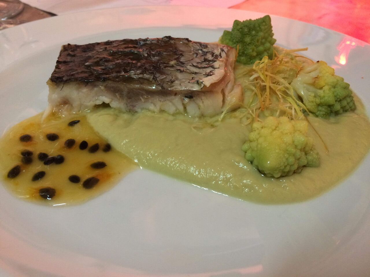 Corvina Escalfada com Romanesca e Maracujá