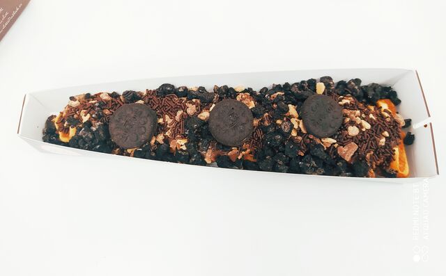 Gofre piruleta con nutella, Oreo, virutas de chocolate puro y kit kat 