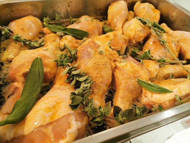 Jamóncitos de pollo al horno c/ salsa Cafe Ciutat. 