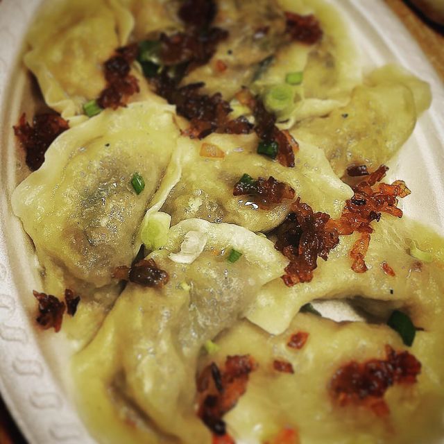 Pierogi gotowane z mięsem wieprzowym szarpanym