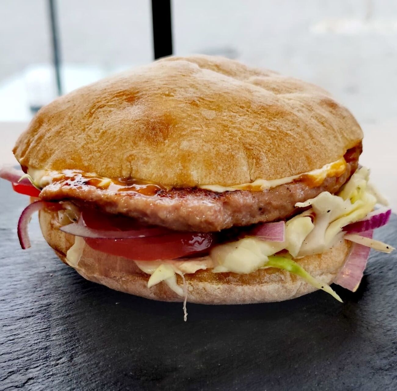 🍔 Încă n-ai gustat PLEȘCĂVIȚA noastră? Este momentul să îndrepți această greșeală! 🔥