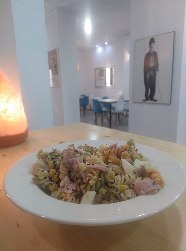 Plato del día 1: Ensalada de Pasta con Sésamo y aderezo de Mango o Frambuesa